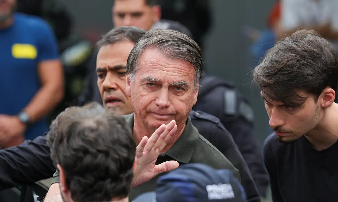 Delegado pede ao STF para ouvir Bolsonaro sobre arma apreendida