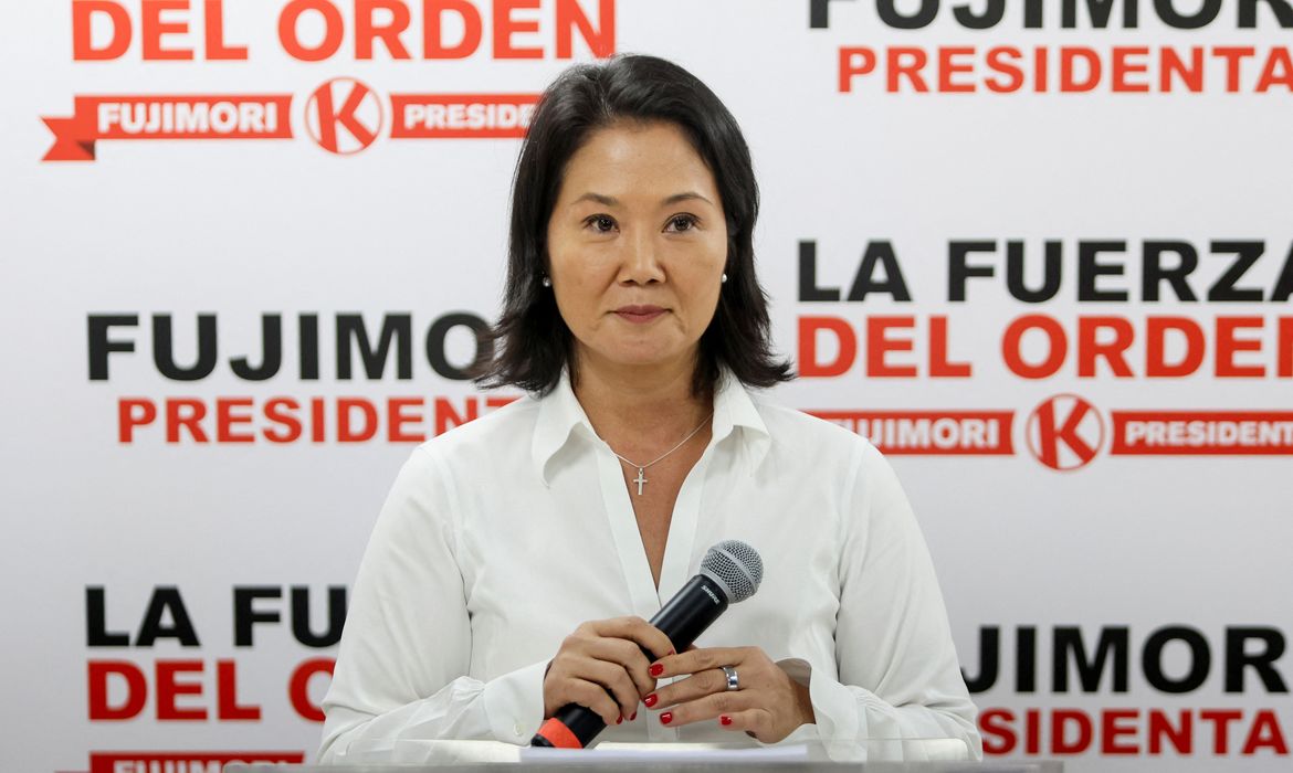 Fujimori se aproxima da presidência do Peru e Sánchez convoca protesto