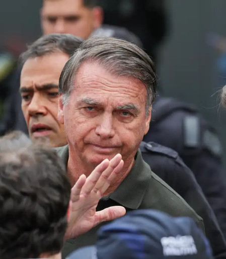 Delegado pede ao STF para ouvir Bolsonaro sobre arma apreendida
