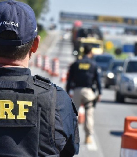 PRF apreende 26 fuzis durante abordagem a caminhão no Paraná