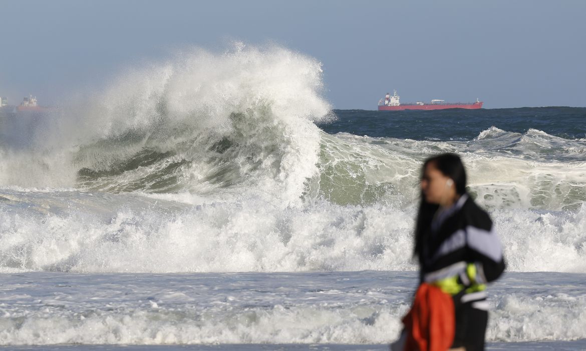 Rio entra em alerta para ressaca e ondas de até 2,5 metros