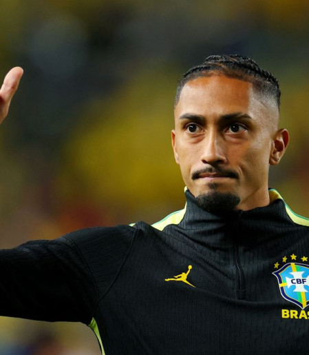 Raphinha sente dores na coxa direita e será reavaliado