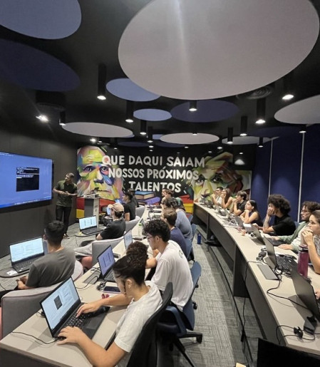 Iniciativa disponibilizará até 20 vagas para estudantes universitários e abordará conteúdos alinhados às principais demandas do mercado de tecnologia