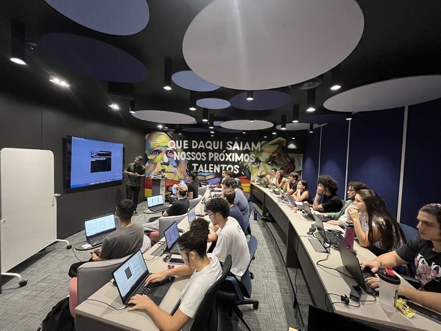 Iniciativa disponibilizará até 20 vagas para estudantes universitários e abordará conteúdos alinhados às principais demandas do mercado de tecnologia