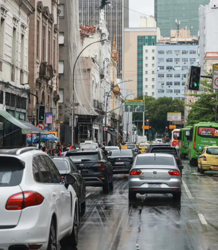 Rio: maioria dos carros roubados está em áreas controladas pelo crime