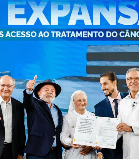 Lula entrega aparelhos de radioterapia em São Paulo