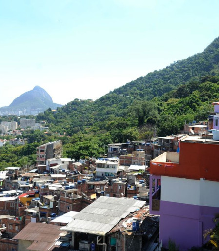 Operação na zona sul do Rio tem 6 presos e homem baleado em ônibus