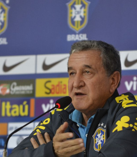 Técnico do tetra, Parreira apresenta melhora, mas permanece na UTI