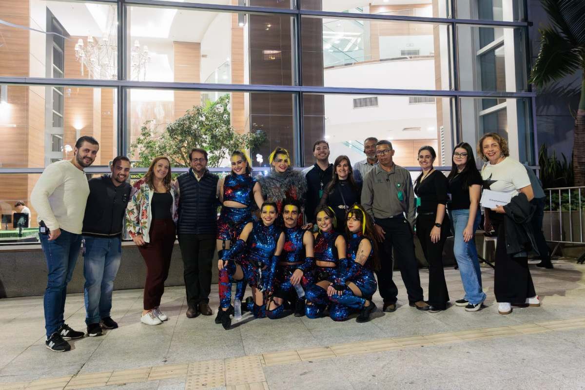 Cia Veda e Cleiton Marinsech com a equipe do ShoppingSantaÚrsula