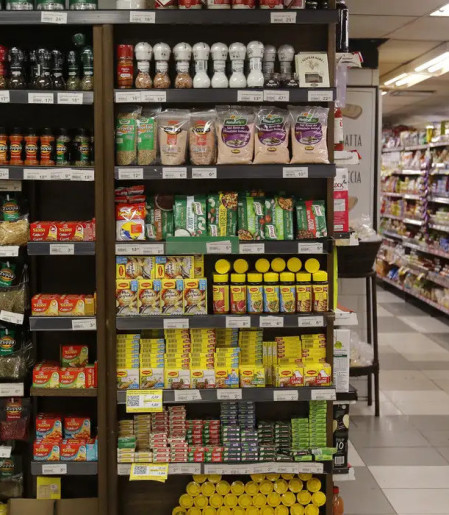 Fabricação de produto alimentício gerou mais emprego em 2024, diz IBGE