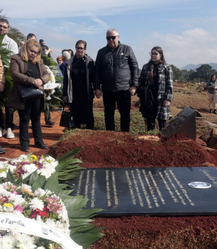 Restos mortais de Grenaldo Silva, morto pela ditadura, são sepultados