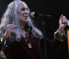 Maria Bethânia chega aos 80 anos como referência da música brasileira