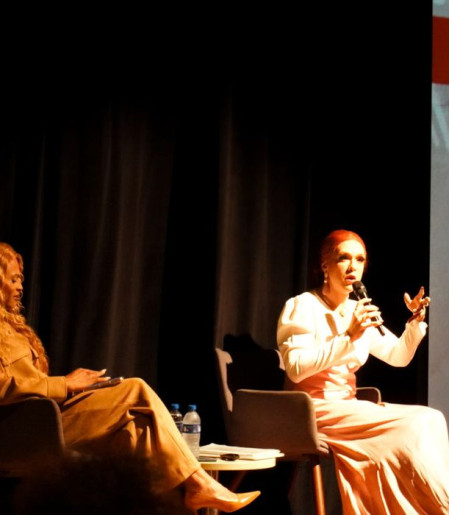 Em evento drag, Rita von Hunty ataca capitalismo de plataforma