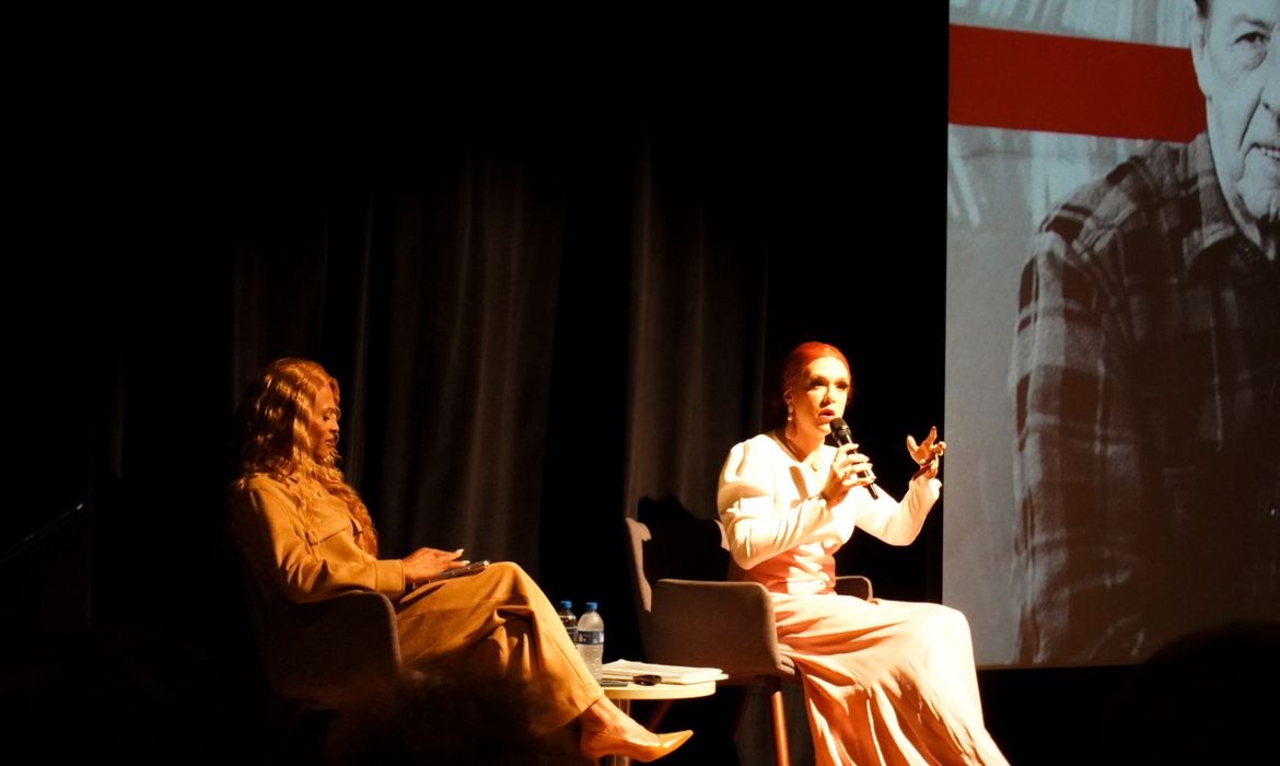 Em evento drag, Rita von Hunty ataca capitalismo de plataforma