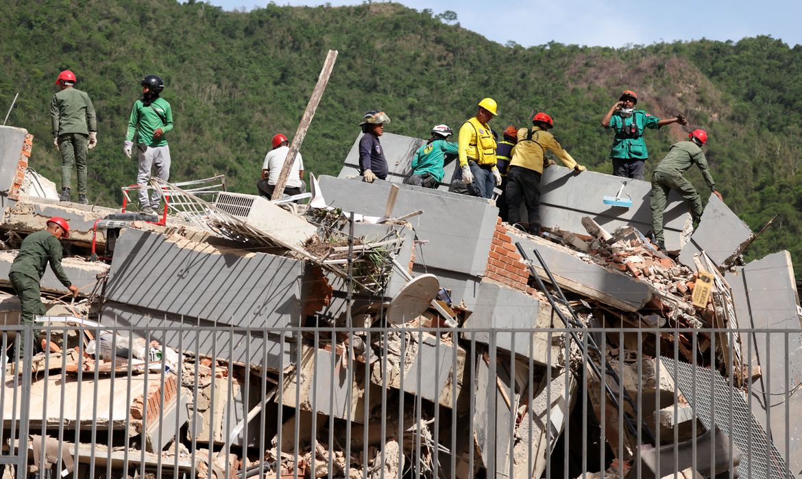 Número de mortos por terremoto na Venezuela sobe para 1.450 