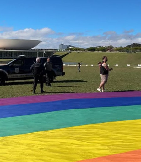 Polícia legislativa proíbe bandeira LGBTQIA+ em gramado do Congresso