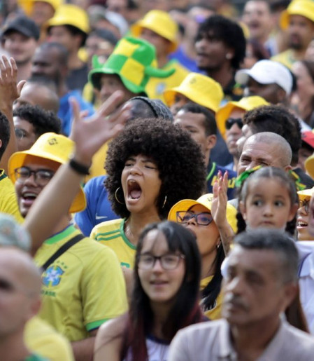 Torcedores se reúnem no centro de SP para assistir ao jogo do Brasil