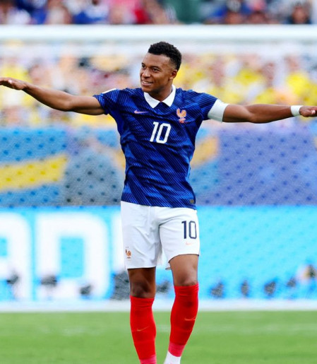 Com dois gols de Mbappé, França despacha Suécia e avança às oitavas