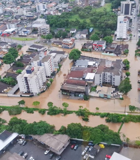 Frente fria oscila sobre SC e traz risco de temporais e enxurradas