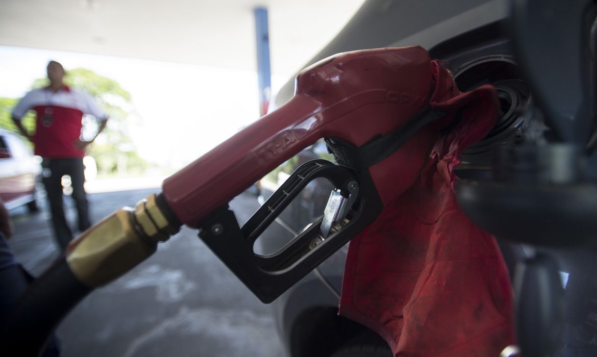Governo inicia retirada gradual de subsídios aos combustíveis