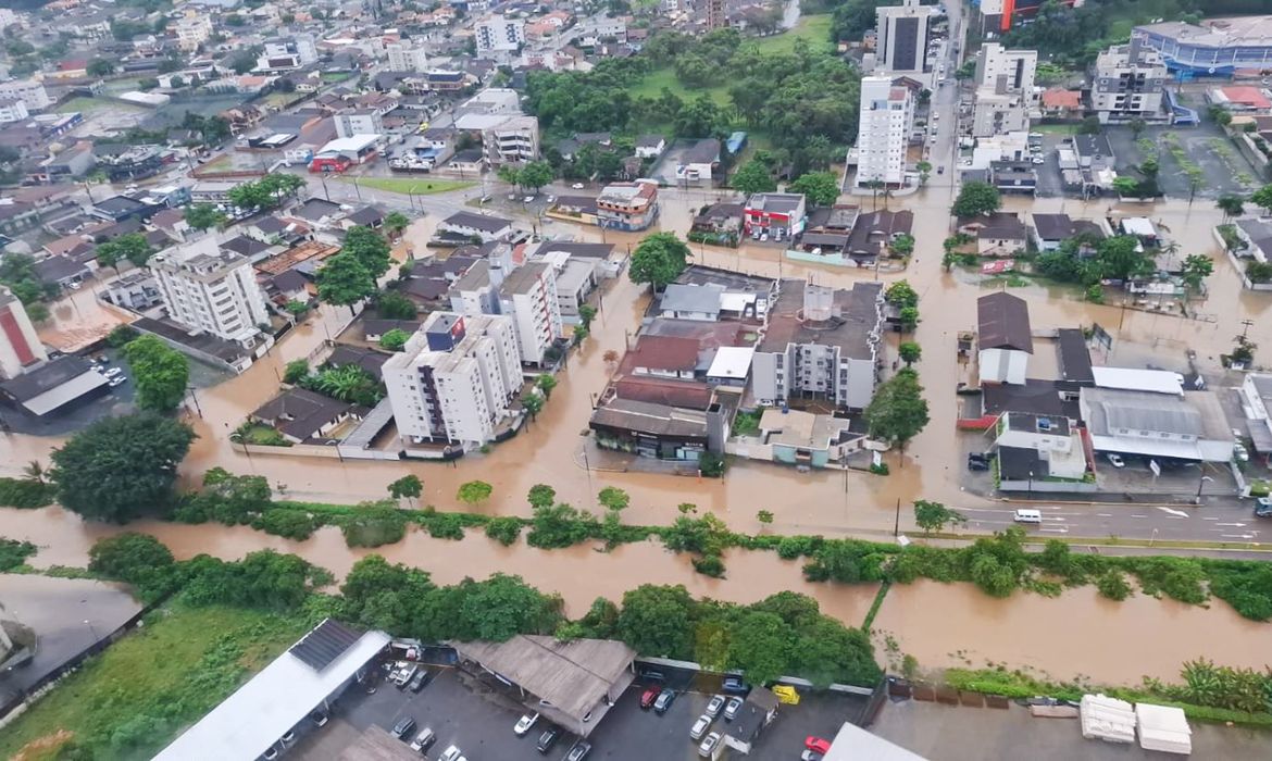 Frente fria oscila sobre SC e traz risco de temporais e enxurradas