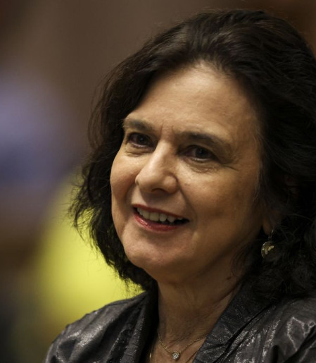 Nísia Trindade lança livro sobre bastidores da covid-19