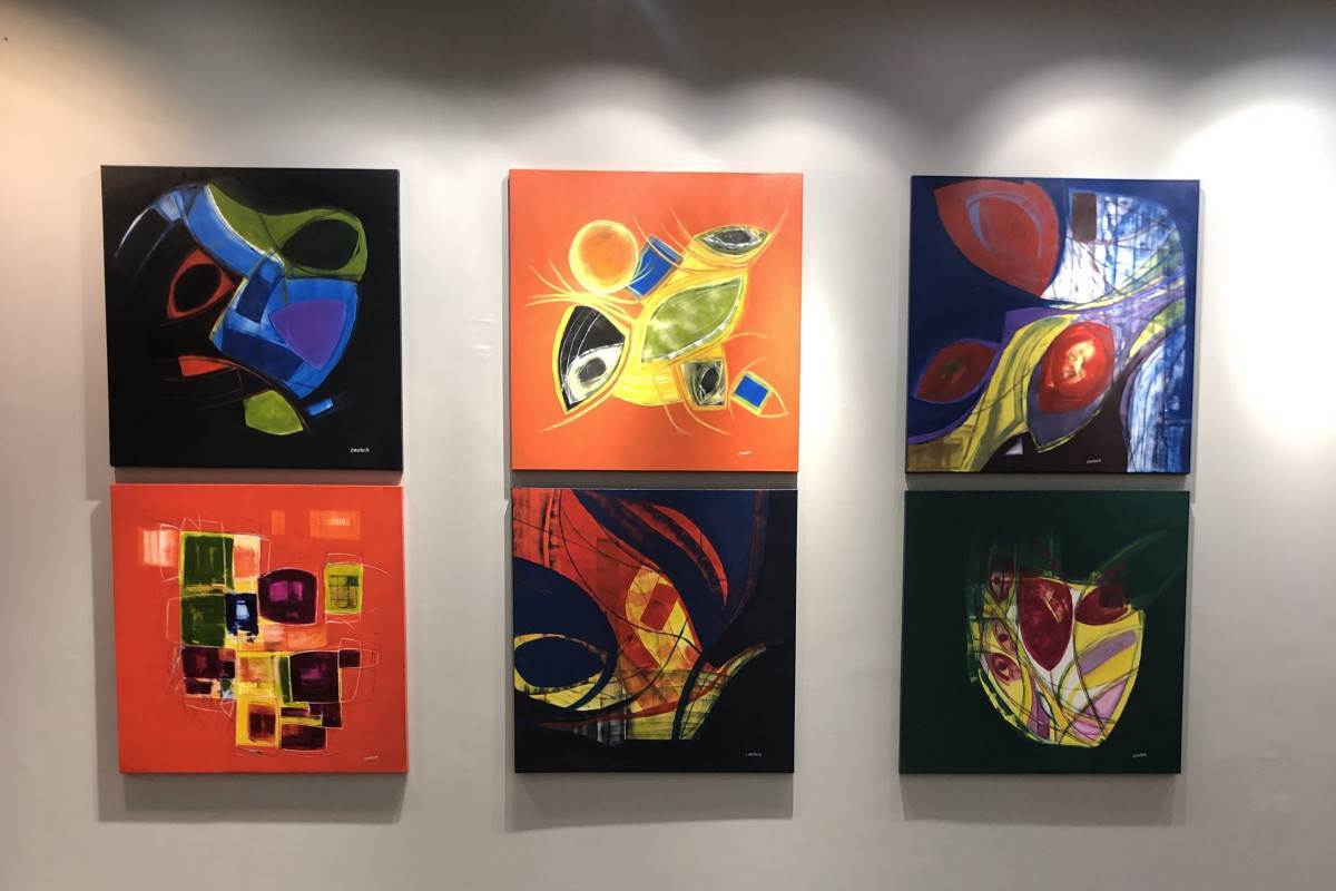 As novas exposições da Galeria ADDA reúnem pintura, fotografia e instalações com reflexões sobre memória, ancestralidade e afeto