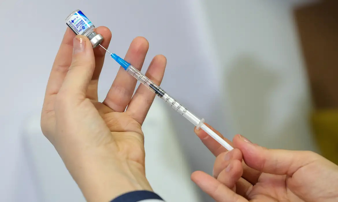 Vacina contra VSR em idosos reduz internações em 75%