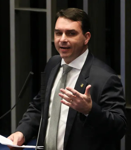 PGR pede que Flávio Bolsonaro seja ouvido por calúnia contra Lula