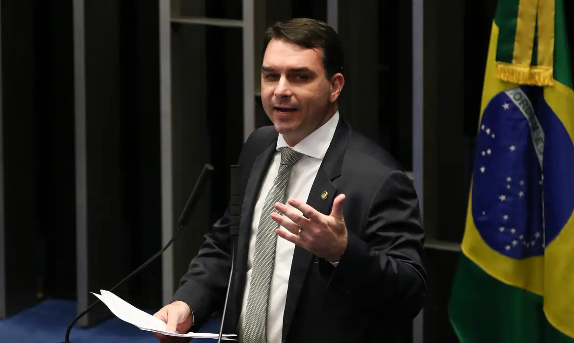 PGR pede que Flávio Bolsonaro seja ouvido por calúnia contra Lula