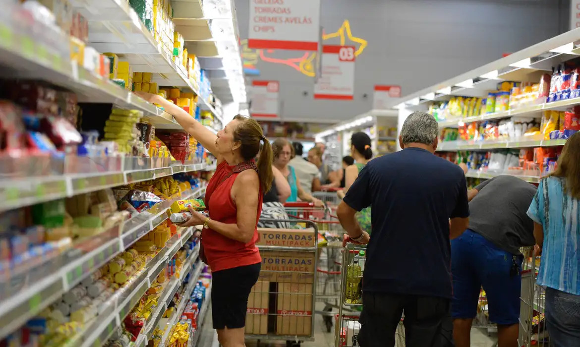 Cesta básica fica mais cara em 17 capitais brasileiras em junho