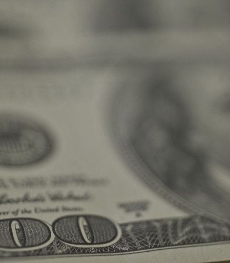 Dólar recua, bolsa cai e petróleo dispara com tensão no Oriente Médio