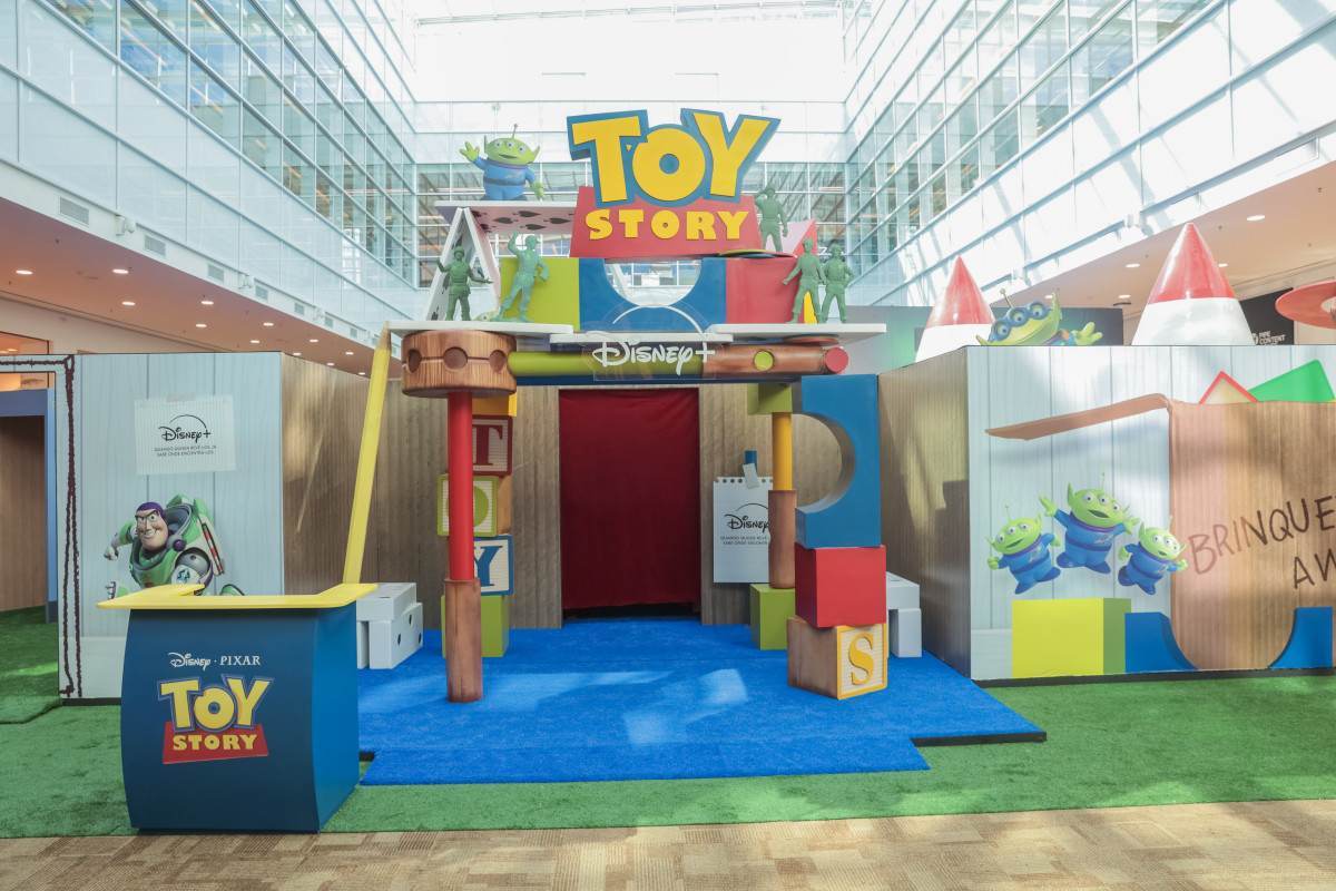 Cen&aacute;rios inspirados em Toy Story convidam crian&ccedil;as e fam&iacute;lias para uma experi&ecirc;ncia imersiva durante as f&eacute;rias
