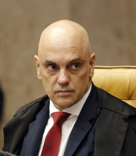 Moraes suspende visitas de Flávio a Bolsonaro na prisão domiciliar