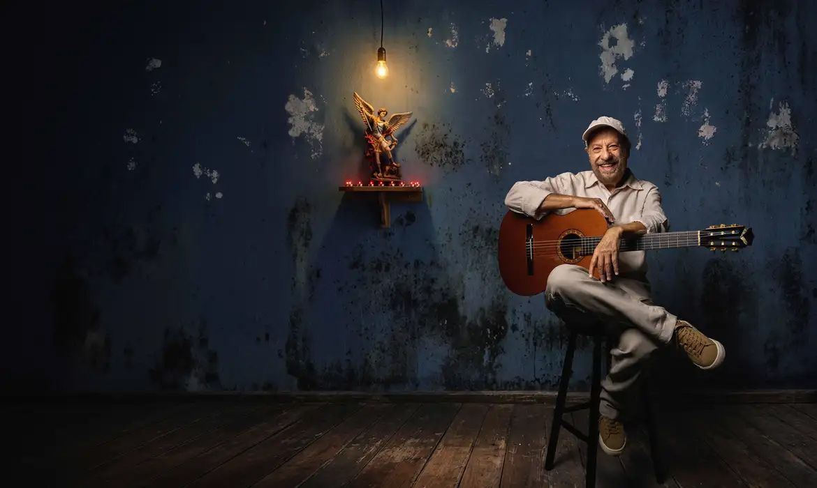 Cantor e compositor João Bosco completa 80 anos 