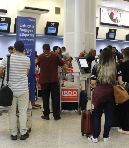  Setor de serviços cai 0,4% em maio por recuo na área de transportes