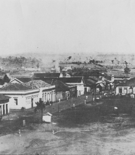 FORMAÇÃO DA HISTÓRIA - Largo da igreja matriz de São Sebastião, entre as ruas General Osório e Álvares Cabral, no final dos anos 1890, na região central de Ribeirão. Em foto provavelmente tirada do telhado do Theatro Carlos Gomes, é possível notar as construções anteriores à edificação do Pedro II. Ao fundo, a Vila Tibério, sempre linda desde os primórdios. Hoje, o local é ocupado pela Praça XV de Novembro. 