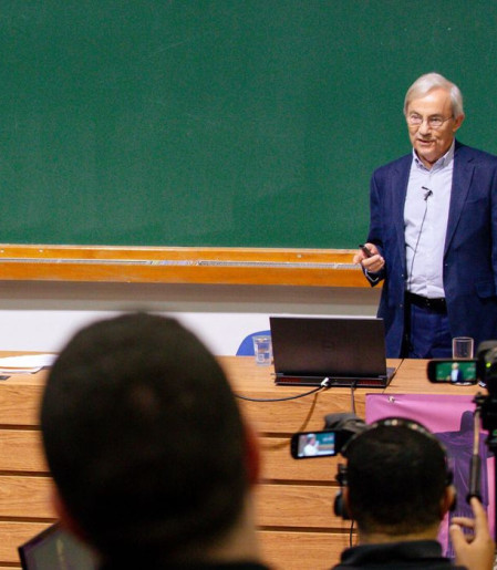 Nobel da economia diz que impacto da IA no emprego é superestimado