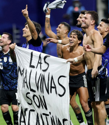 Ato de jogadores argentinos reacende debate sobre domínio das Malvinas