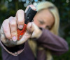 Mulheres podem comprar e usar spray de pimenta para defesa pessoal