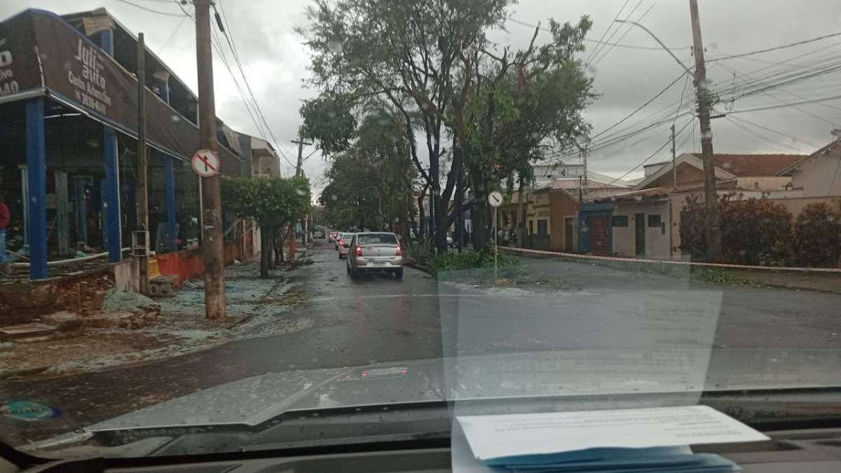 Ruas de Ribeirão Preto ainda têm sinais do temporal