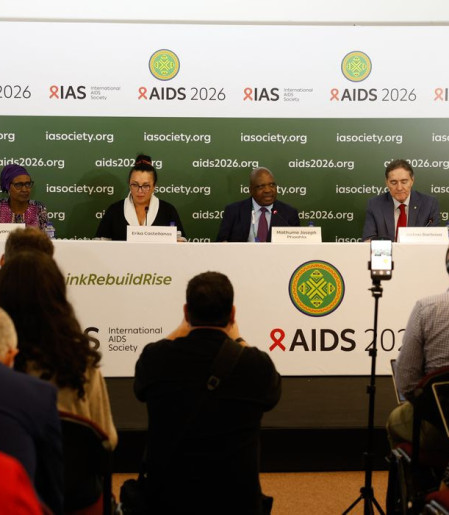 Infecções e mortes por HIV caem, mas falta de recursos ameaça avanços