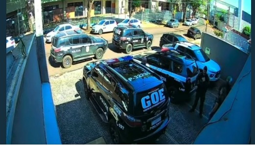 Agentes do GOE no escritório de Hagara