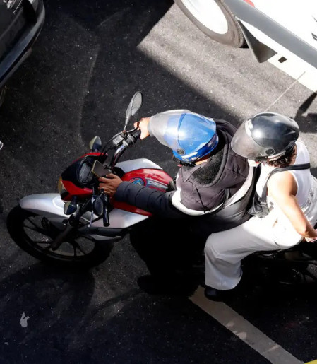 Bombeiros do RJ alertam motociclistas sobre uso dos itens de segurança