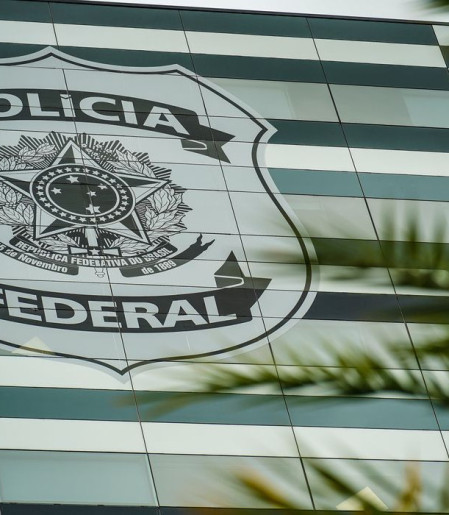 Em manifestação escrita, Flávio Bolsonaro nega ter caluniado Lula