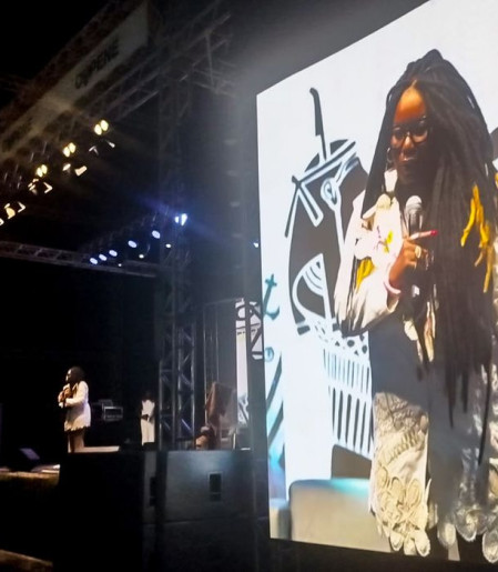 Racismo foi reduzido a chamar alguém de macaco, critica escritora 