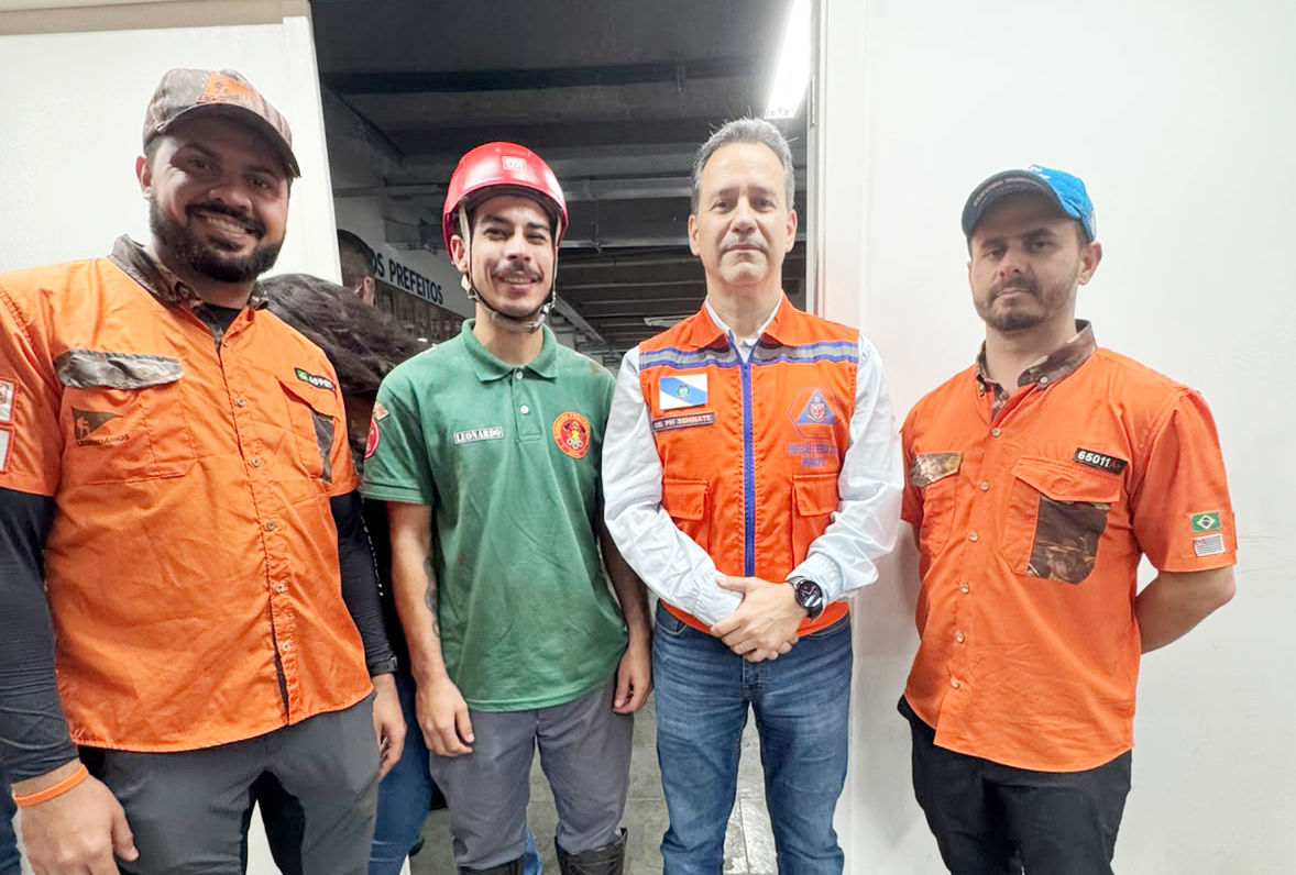 Integrantes do Legendários com o Coronel Seminate