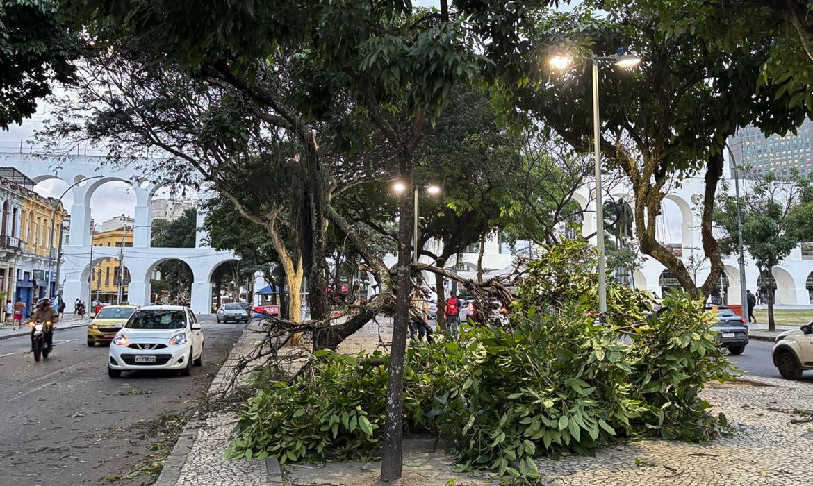 Ventania causa apagão e paralisa transportes no Rio de Janeiro