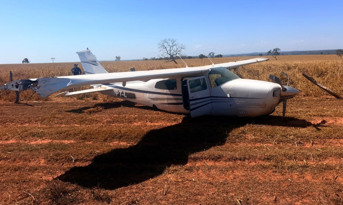 FAB intercepta aeronave suspeita vinda da Bolívia