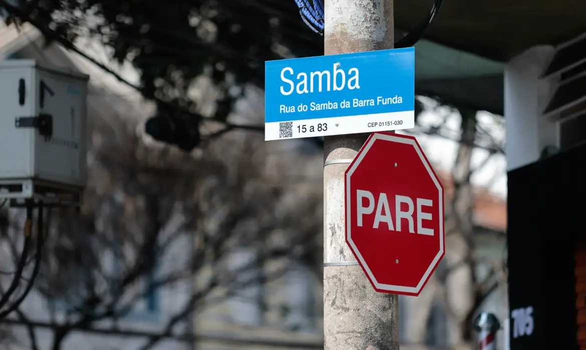 Em São Paulo, rua é renomeada em homenagem à história do samba 